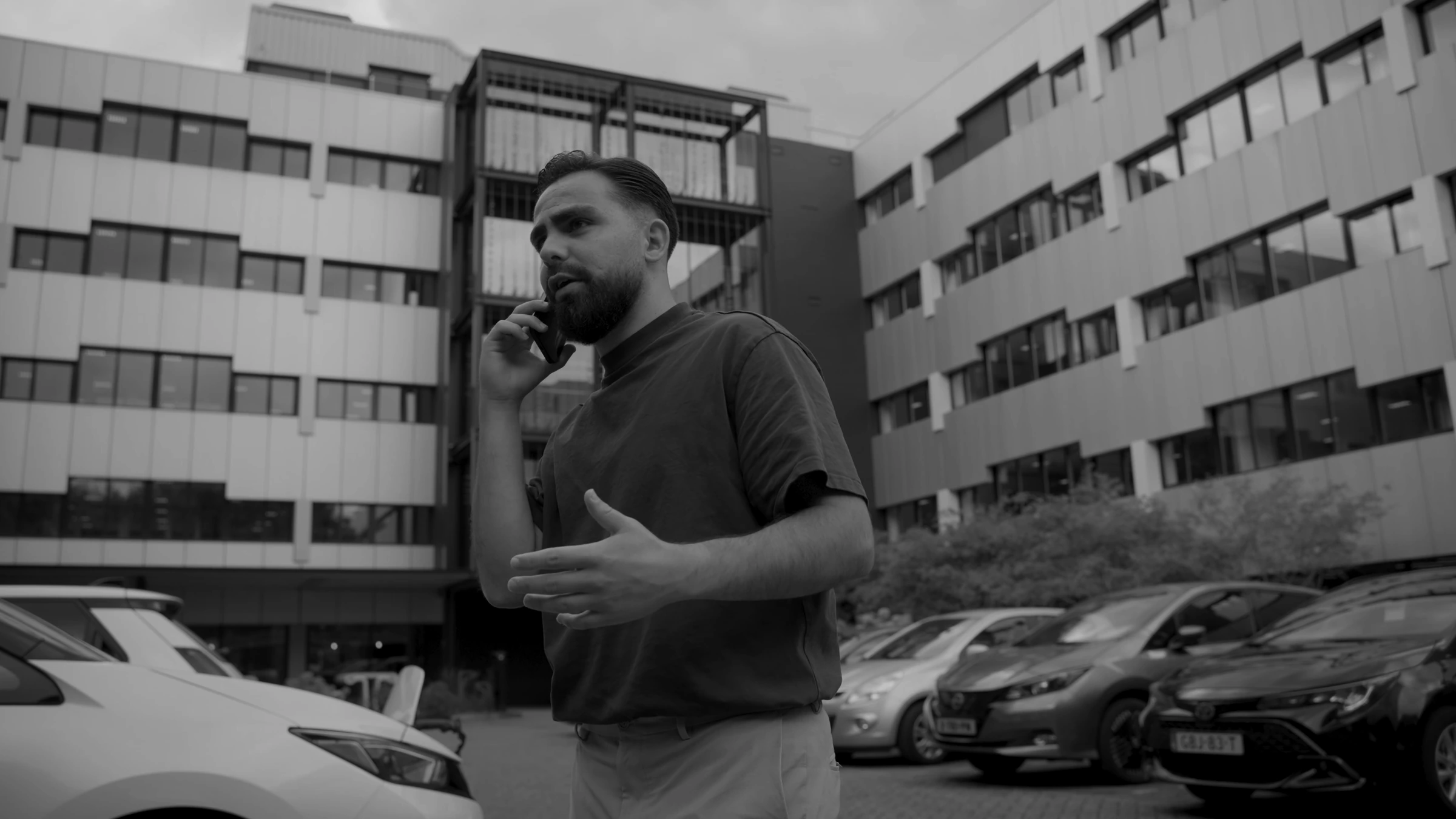 Medewerker aan de telefoon voor het kantoorpand