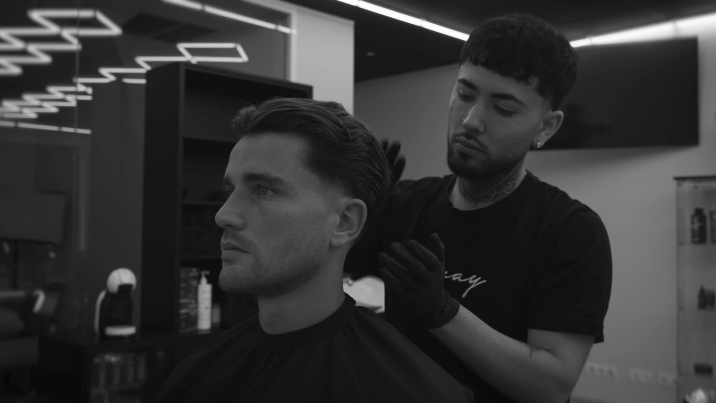 Levi in de stoel bij de barbier