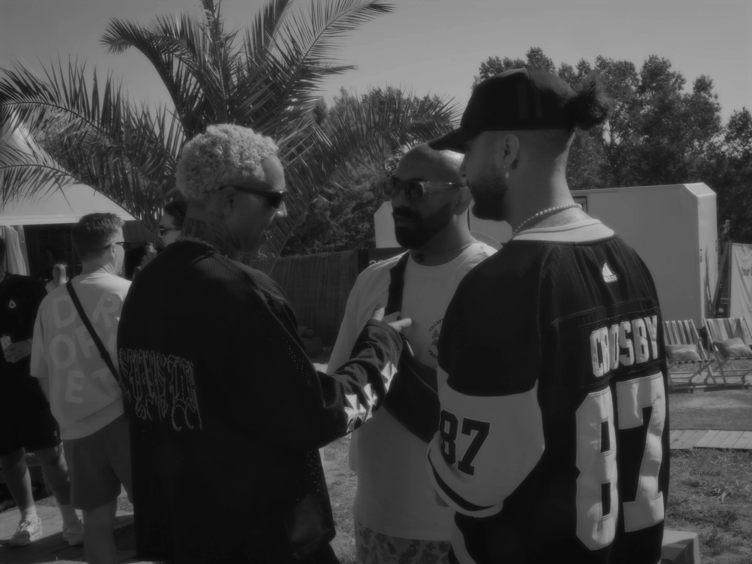 Sjaak in gesprek op het festivalterrein