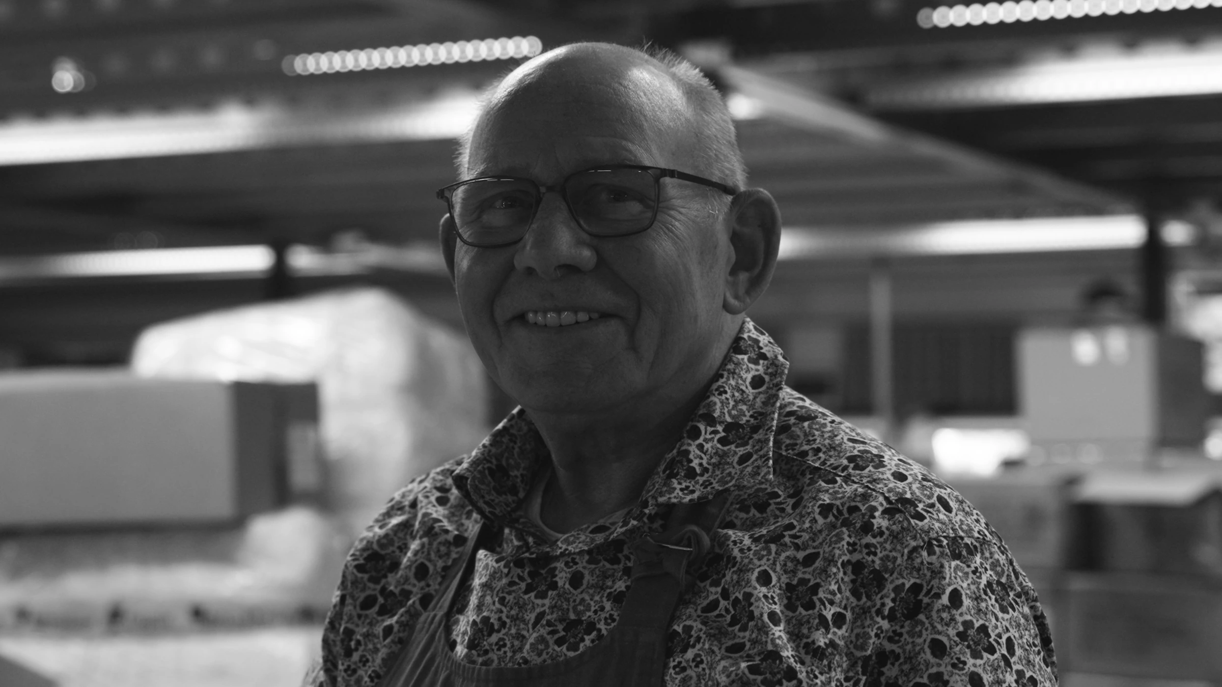Portret van een medewerker in de hal